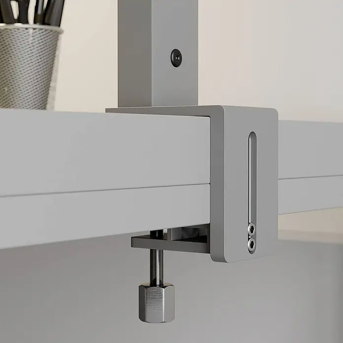 Arcchio Klemmleuchte Jolinda - Farbe Gehäuse: alu / grau / zink - Graue Metall-Tischklemme mit Stellschraube, die einen grauen vertikalen Pfosten an einem grauen Schreibtisch befestigt.