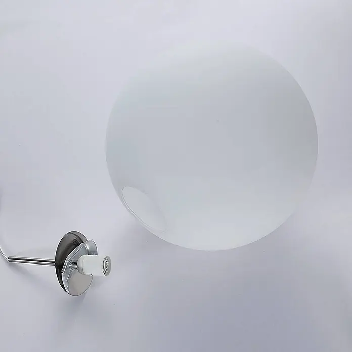Lindby Pendelleuchte Marike - weiß / opal, weiß, nickel satiniert, E27 - Weißer matter Glaskugel-Lampenschirm mit verchromtem Metallsockel und weißer Lampenfassung.