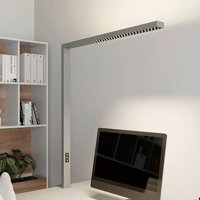 Arcchio Klemmleuchte Jolinda - Farbe Gehäuse: alu / grau / zink - Schlanke graue LED-Schreibtischlampe mit linearem Licht für einen modernen Arbeitsplatz.