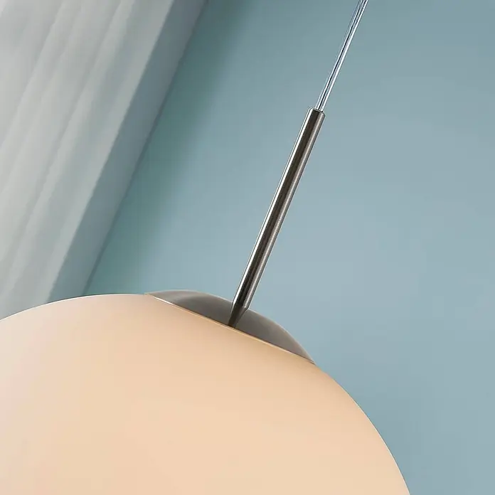 Lindby Pendelleuchte Marike - weiß / opal, weiß, nickel satiniert, E27 - Pendelleuchte mit opakem cremefarbenem Kugelschirm und gebürsteter Metall-Aufhängestange.
