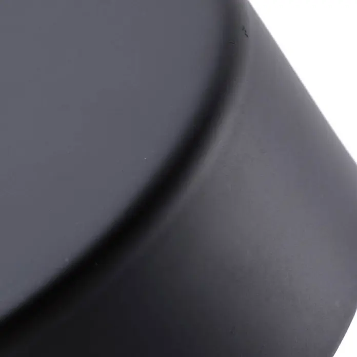 Lindby Klemmleuchte Jyla - Farbe Gehäuse: schwarz - Matte dunkelgraue gekrümmte Oberfläche eines Bauteils.