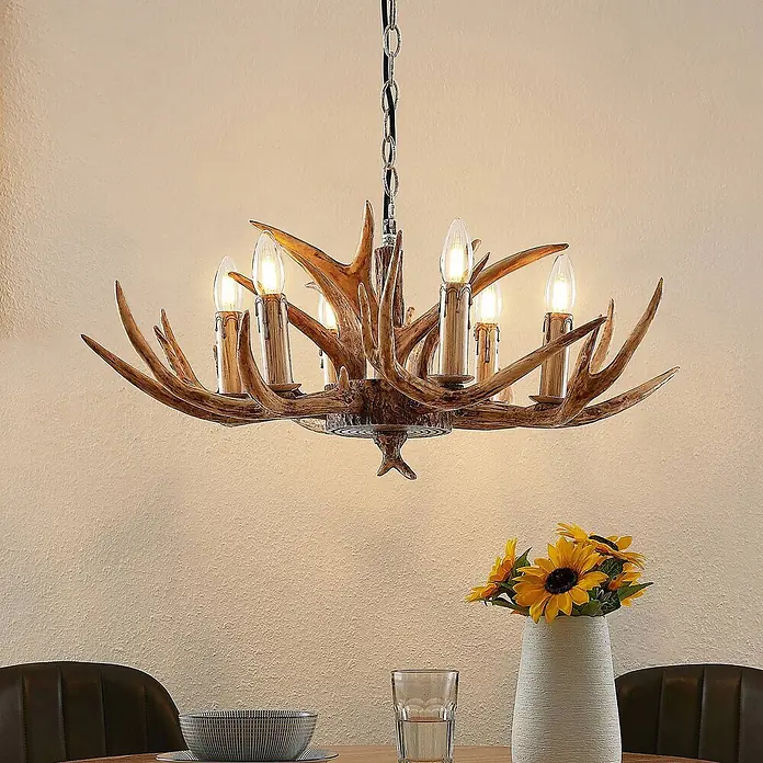 Lindby Pendelleuchte Tejask - L x B x H: 70 x 70 x 30 cm, braun, E14 - Rustikaler Geweih-Kronleuchter mit mehreren kerzenförmigen Lichtern, über einem Esstisch hängend.