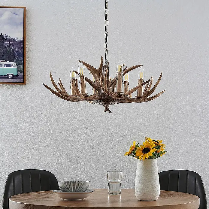 Lindby Pendelleuchte Tejask - L x B x H: 70 x 70 x 30 cm, braun, E14 - Geweih-Kronleuchter mit sechs Kerzenlampen über einem Esstisch.
