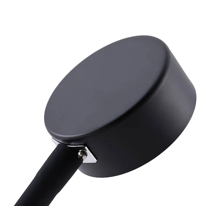 Lindby Klemmleuchte Jyla - Farbe Gehäuse: schwarz - Schwarzer, matter, runder Lampenkopf mit schwarzem Arm und silberner Halterung.