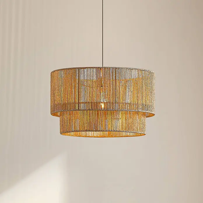 Lindby Pendelleuchte Anuva - creme / amber, beige, E27 - Mehrstufige Hängelampe mit geflochtenem Naturfaserschirm in Goldbraun, von der Decke hängend.