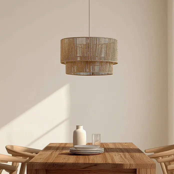 Lindby Pendelleuchte Anuva - creme / amber, beige, E27 - Zweistufige Hängelampe aus geflochtenem Naturseil, über einem Holzesstisch hängend.