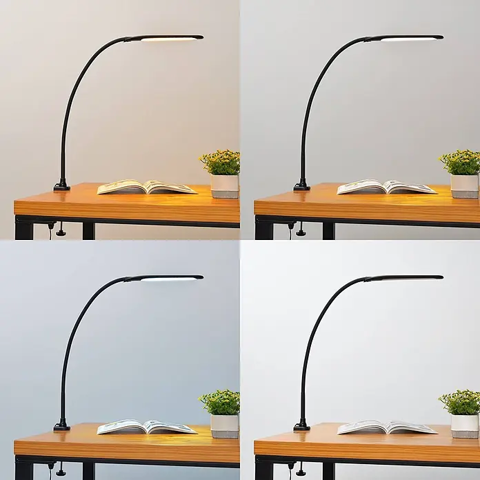 Lindby Klemmleuchte Nilay - Farbe Gehäuse: schwarz - Schwarze, gebogene LED-Schreibtischlampe, an einem Tisch befestigt, beleuchtet ein Buch. Zeigt verschiedene Lichteinstellungen.