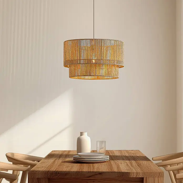 Lindby Pendelleuchte Anuva - creme / amber, beige, E27 - Goldene geflochtene zweistufige Pendelleuchte über einem Esstisch.