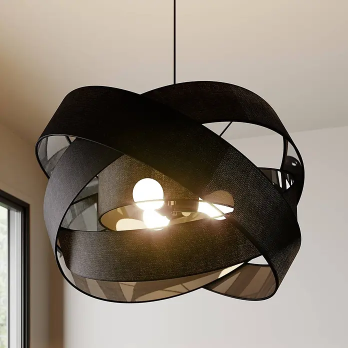 Lindby Pendelleuchte Simaria - schwarz, Schwarz, E27 - Schwarze Stoff-Pendelleuchte mit verwobenen Bändern, beleuchtet in einem Raum hängend.