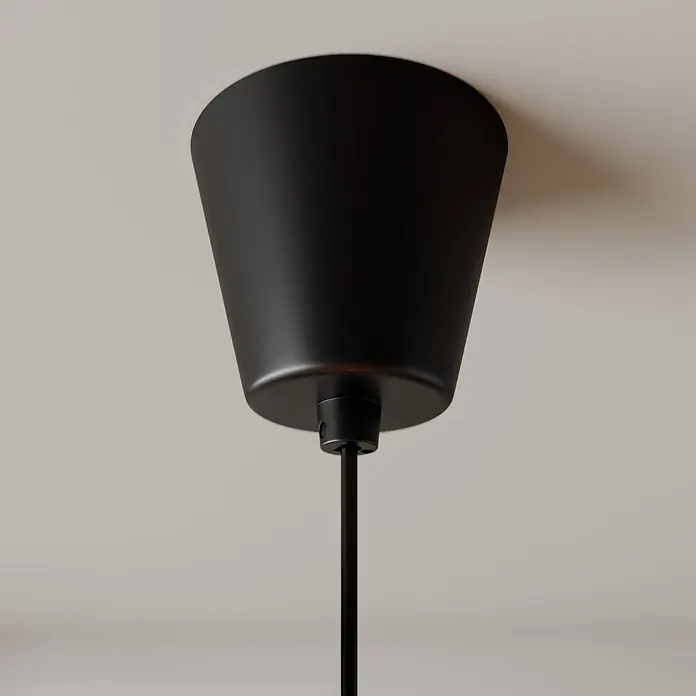 Lindby Pendelleuchte Simaria - schwarz, Schwarz, E27 - Mattschwarze konische Deckenrosette mit einem schwarzen Kabel.