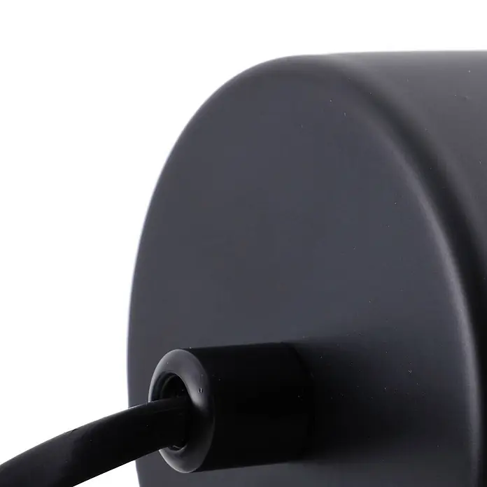 Lindby Klemmleuchte Jyla - Farbe Gehäuse: schwarz - Schwarzes Elektrokabel, das in eine mattschwarze zylindrische Halterung, möglicherweise eine Lampenfassung, führt.