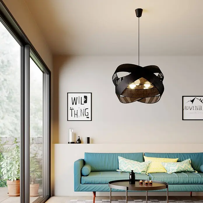 Lindby Pendelleuchte Simaria - schwarz, Schwarz, E27 - Schwarze, geflochtene Pendelleuchte hängt in einem modernen Wohnzimmer von der Decke.