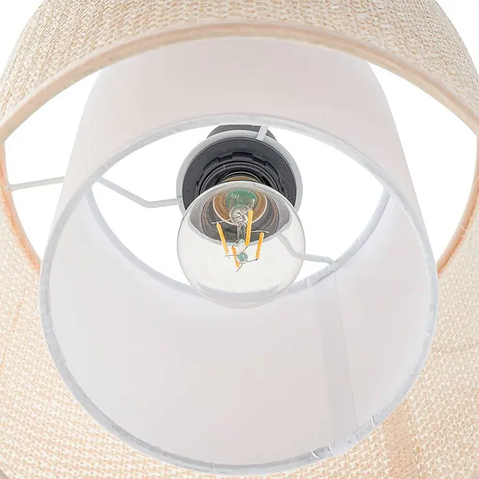 Lindby Pendelleuchte Soula - creme / amber, beige, E27 - Nahaufnahme eines Lampenschirms mit außen beigem Webstoff und innen weißem Stoff, mit einer klaren LED-Glühbirne.