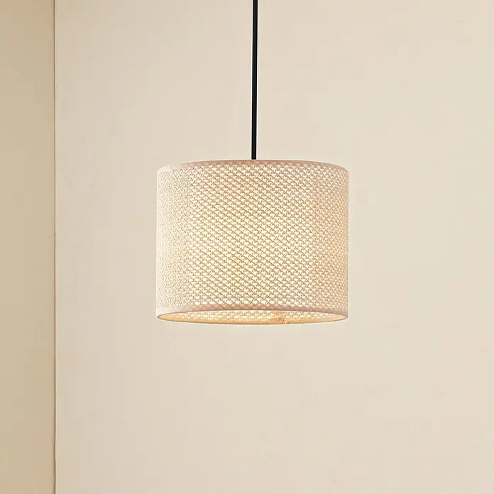 Lindby Pendelleuchte Soula - creme / amber, beige, E27 - Zylindrische Pendelleuchte aus geflochtenem Material, naturbeige, an schwarzem Kabel hängend.