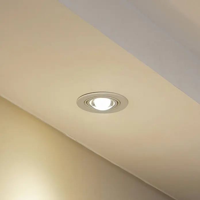Lindby Einbauleuchte Jyla - weiß / opal - Ein silberner Einbaustrahler mit hellem weißem Licht beleuchtet eine helle Decke.