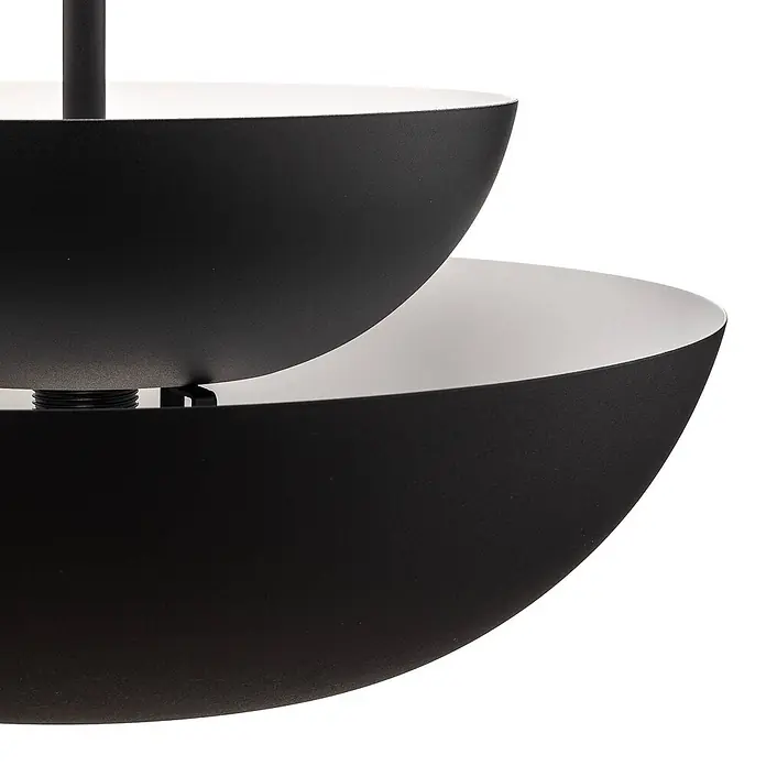 Lucande Pendelleuchte Kellina - L x B x H: 48 x 48 x 20,3 cm, schwarz, Schwarz, E27 - Nahaufnahme einer zweistufigen Pendelleuchte mit mattschwarzer Außenseite und weißen Innenschirmen.