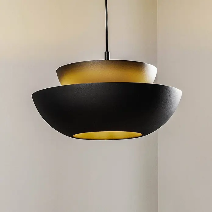 Lucande Pendelleuchte Kellina - L x B x H: 48 x 48 x 20,3 cm, schwarz, Schwarz, E27 - Zweistufige Pendelleuchte mit gold-bronzenem oberen Schirm und matt-schwarzem unteren Schirm mit goldener Innenseite.