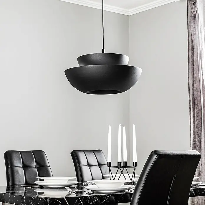 Lucande Pendelleuchte Kellina - L x B x H: 48 x 48 x 20,3 cm, schwarz, Schwarz, E27 - Zweistufige schwarze schalenförmige Pendelleuchte über einem Esstisch.