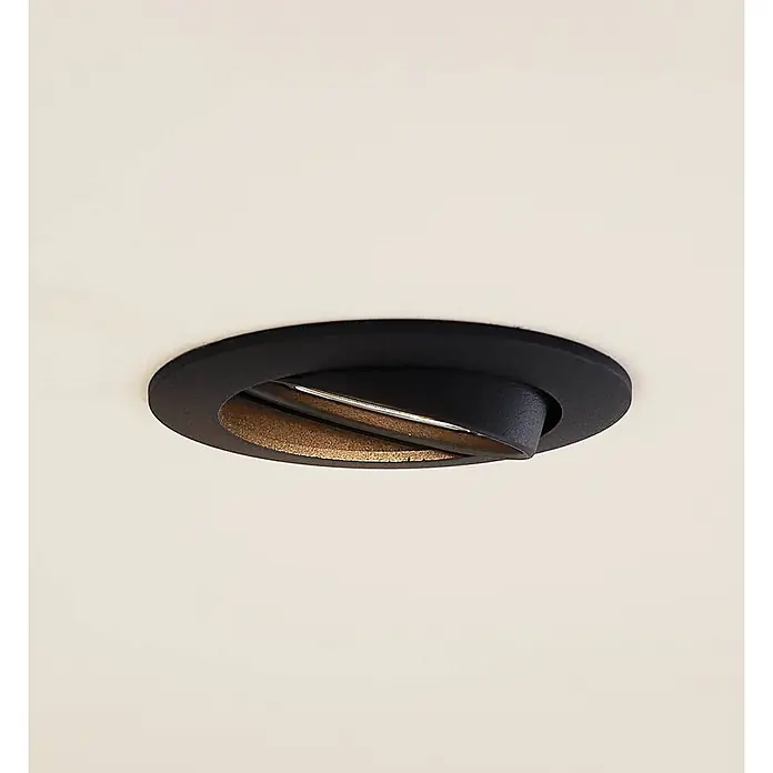 Prios Einbauleuchte Fibur - Ø x H: 8,2 x 2,8 cm, schwarz - Schwarzer, verstellbarer Einbaustrahler mit goldenem Interieur, bündig in eine Decke montiert.