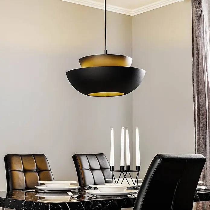 Lucande Pendelleuchte Kellina - L x B x H: 48 x 48 x 20,3 cm, schwarz, Schwarz, E27 - Mehrstufige Pendelleuchte in Schwarz-Gold beleuchtet einen Esstisch.