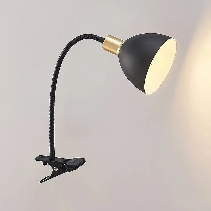Lindby Klemmleuchte Genora - L x B x H: 31,5 x 12 x 21 cm, Farbe Gehäuse: schwarz - Schwarze Klemmleuchte mit flexiblem Schwanenhals und Messingakzent, die ein warmes Licht abgibt.