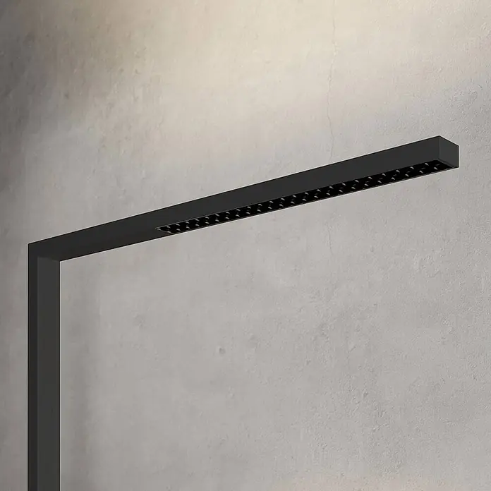 Arcchio Klemmleuchte Jolinda - Farbe Gehäuse: schwarz - Schwarze L-förmige lineare LED-Leuchte.
