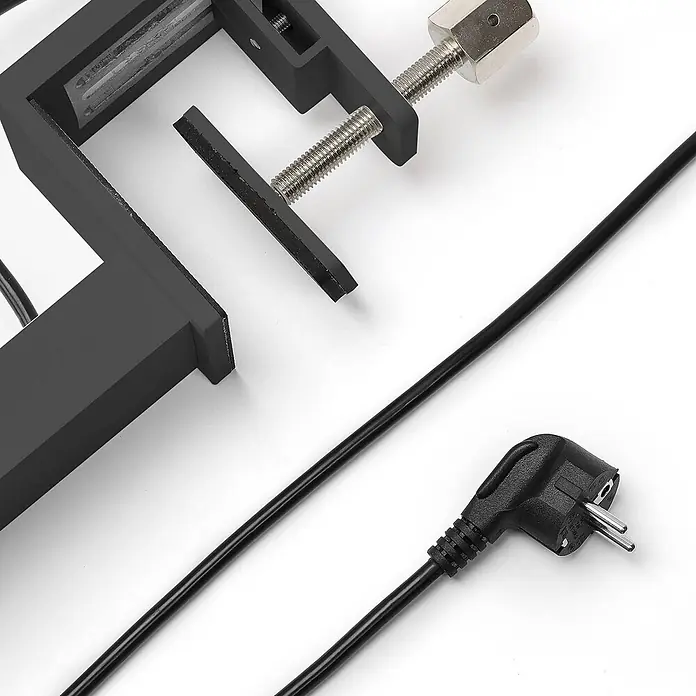 Arcchio Klemmleuchte Jolinda - Farbe Gehäuse: schwarz - Dunkelgraue Klemme mit Metallschrauben und einem schwarzen Netzkabel, das zu einem abgewinkelten schwarzen Eurostecker führt.