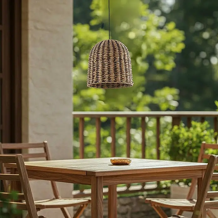 Lindby Außenwand- & Deckenleuchte Taryn - L x B x H: 35 x 35 x 35 cm, Holz hell, IP44 - Pendelleuchte aus Naturgeflecht über einem Esstisch im Freien.
