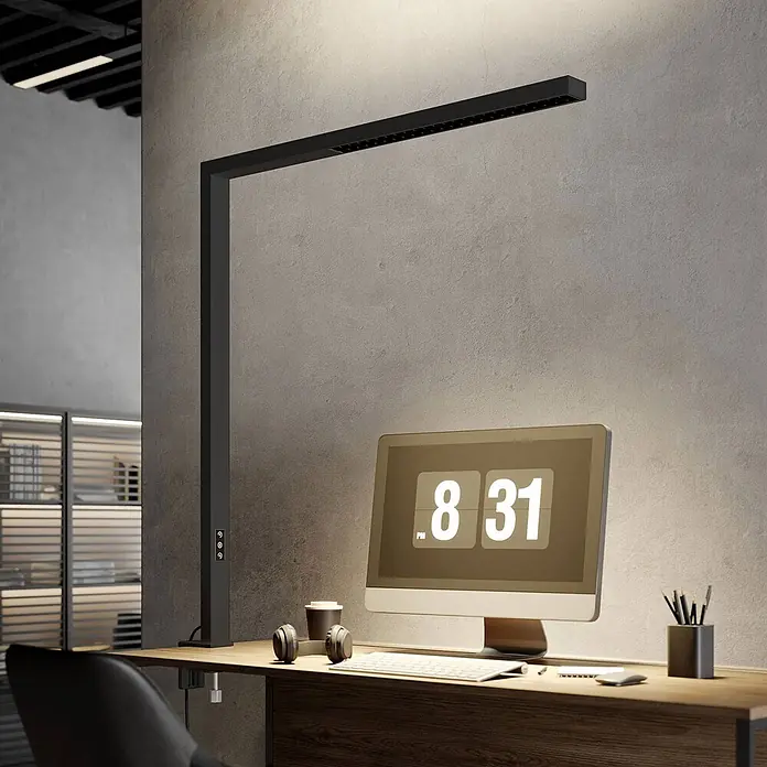 Arcchio Klemmleuchte Jolinda - Farbe Gehäuse: schwarz - Schlanke, schwarze, lineare LED-Schreibtischlampe an Holztisch geklemmt, beleuchtet modernen Arbeitsbereich.