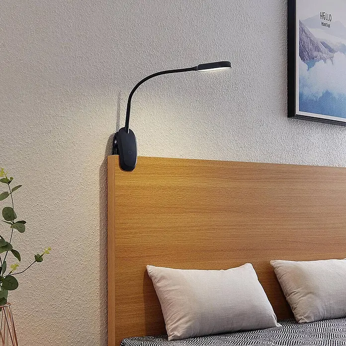 Prios Klemmleuchte Najari - Farbe Gehäuse: schwarz - Schwarze Klemm-Leselampe mit flexiblem Arm, die ein hölzernes Kopfteil in einem Schlafzimmer beleuchtet.