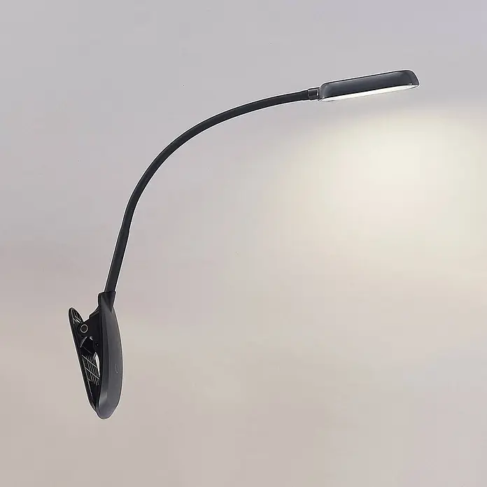 Prios Klemmleuchte Najari - Farbe Gehäuse: schwarz - Schwarze LED-Klemmleuchte mit flexiblem Arm und rechteckigem Kopf, der hellweißes Licht abstrahlt.