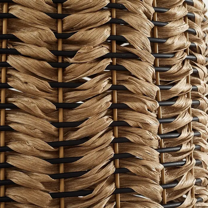 Lindby Außenwand- & Deckenleuchte Taryn - L x B x H: 35 x 35 x 35 cm, Holz hell, IP44 - Nahaufnahme einer gewebten Textur aus naturfarbenem, papierähnlichem Material und schwarzen Stäben.