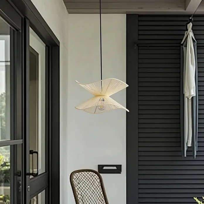 Lindby Außenwand- & Deckenleuchte Valdorin - creme / amber, IP44 - Cremefarbene gewebte Pendelleuchte in welliger Sanduhrform, hängt an einer Verandadecke.