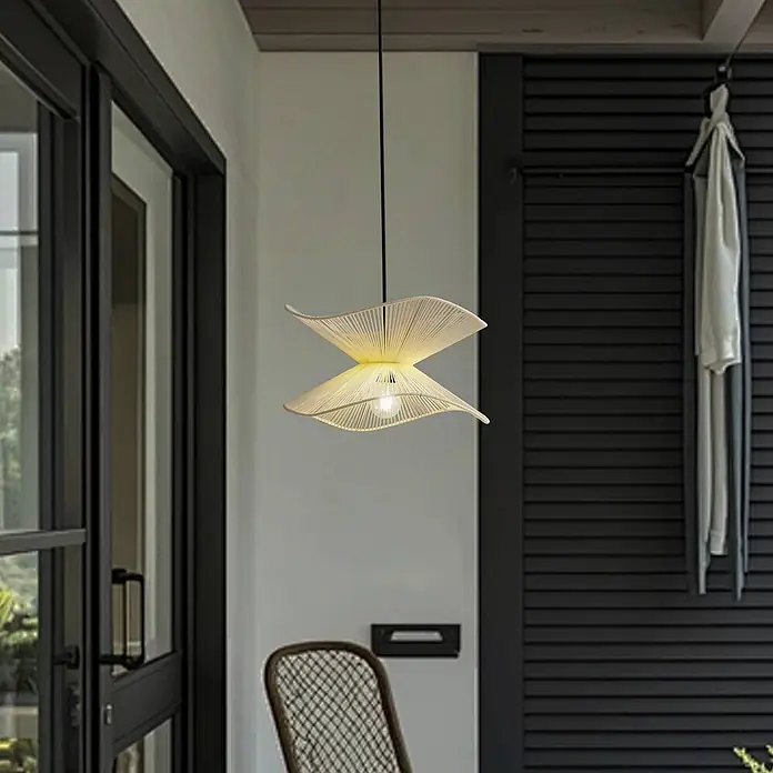 Lindby Außenwand- & Deckenleuchte Valdorin - creme / amber, IP44 - Pendelleuchte aus geflochtenen Naturfasern mit skulpturalem Design, beleuchtet einen Außenbereich.
