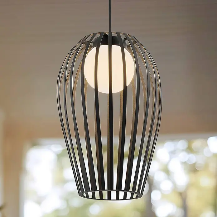 Lucande Außenwand- & Deckenleuchte Marrin - schwarz, IP44 - Schwarze Pendelleuchte aus Metallstreben mit innenliegender weißer Kugel, von der Decke hängend.