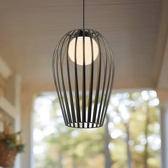 Lucande Außenwand- & Deckenleuchte Marrin - schwarz, IP44 - Moderne Hängeleuchte aus schwarzem Metallgitter mit weißem kugelförmigem Diffusor, von der Decke hängend.