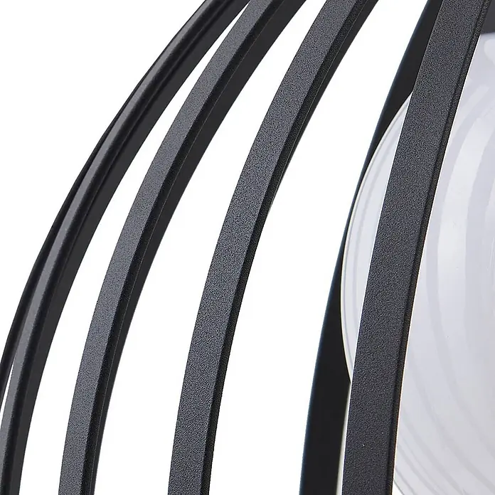 Lucande Außenwand- & Deckenleuchte Marrin - schwarz, IP44 - Nahaufnahme einer Lampe mit schwarzen, strukturierten, gebogenen Metallbändern, die einen Käfig um einen weißen, kugelförmigen Diffusor bilden.