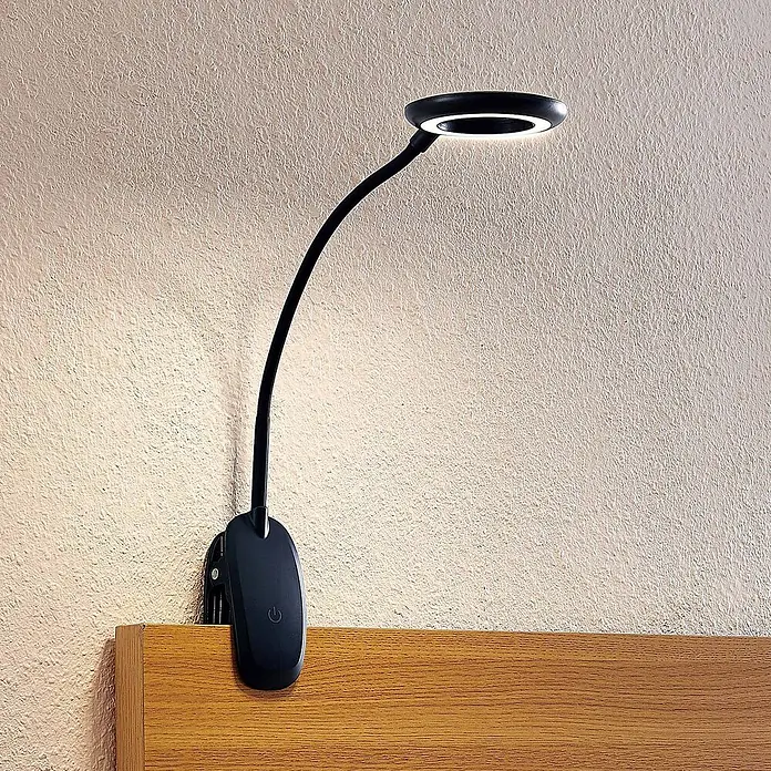 Prios Klemmleuchte Harumi - L x B x H: 14,8 x 11 x 51 cm, Farbe Gehäuse: schwarz - Schwarze LED-Klemmleuchte mit flexiblem Schwanenhals und rundem Lichtkopf, an Holz-Kopfteil geklemmt, die Wand beleuchtend.