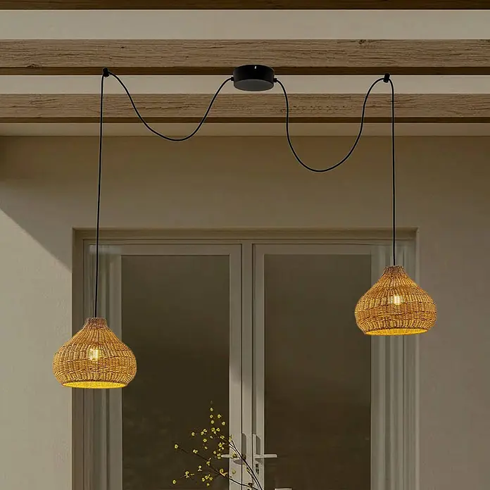Lucande Außenwand- & Deckenleuchte Taniola - L x B x H: 100 x 30 x 24 cm, Holz hell, IP44 - Zwei Hängelampen aus Korbgeflecht mit schwarzen Kabeln, die von einer Holzdecke über einem Durchgang hängen.