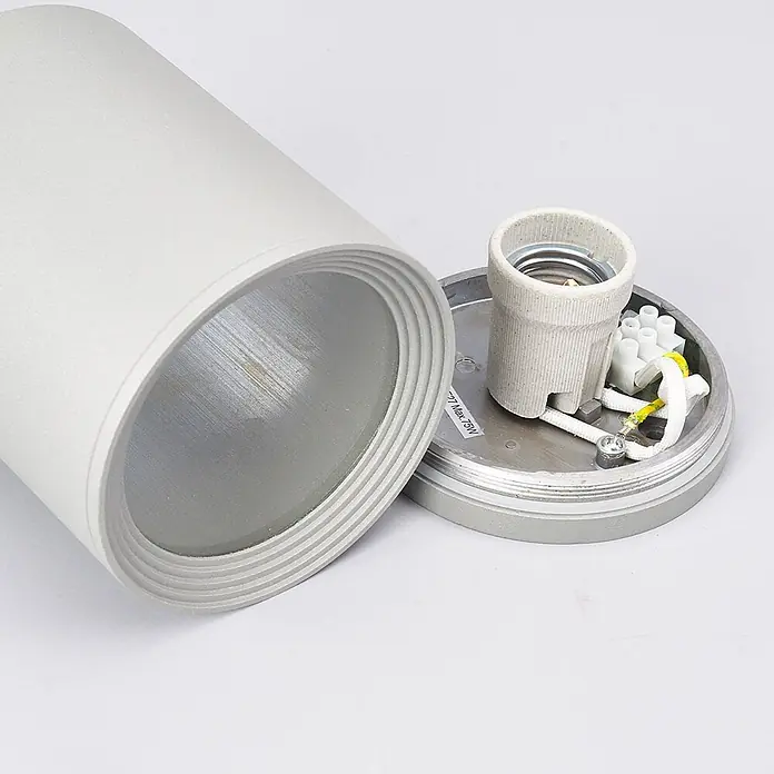 Lucande Außenwand- & Deckenleuchte Minna - alu / grau / zink, alu / grau / zink, IP54 - Zerlegte graue zylindrische Leuchte mit Keramikfassung, Innenverkabelung und Metallsockel.