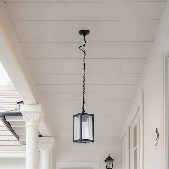 Lindby Außenwand- & Deckenleuchte Bolgar - L x B x H: 14,5 x 14,5 x 26 cm, schwarz, IP44 - Schwarze rechteckige Außenpendelleuchte mit geriffeltem Glas, an einer weißen Verandadecke hängend.