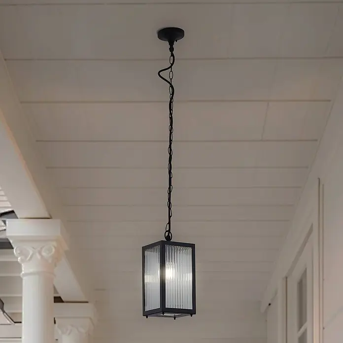 Lindby Außenwand- & Deckenleuchte Bolgar - L x B x H: 14,5 x 14,5 x 26 cm, schwarz, IP44 - Schwarze Pendelleuchte mit geriffeltem Glas, leuchtend von einer Lamellendecke hängend.
