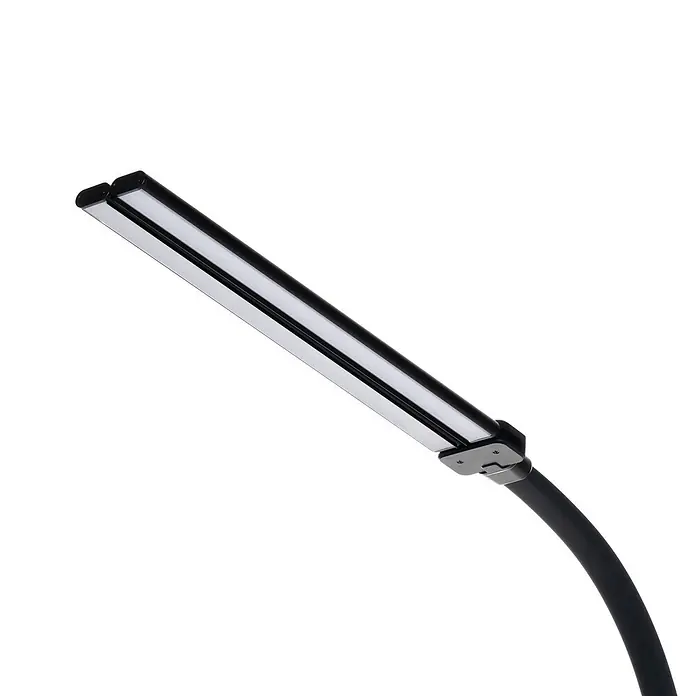Lindby Klemmleuchte Nilay - L x B x H: 80 x 4 x 97,5 cm, Farbe Gehäuse: schwarz - Nahaufnahme eines schwarzen Schreibtischlampenkopfs mit zwei rechteckigen weißen LED-Lichtleisten, an einem flexiblen schwarzen Hals befestigt.