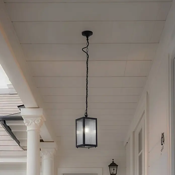 Lindby Außenwand- & Deckenleuchte Bolgar - L x B x H: 14,5 x 14,5 x 26 cm, schwarz, IP44 - Schwarze Außenpendelleuchte mit klarem Riffelglas, hängt von einer weißen Verandadecke.