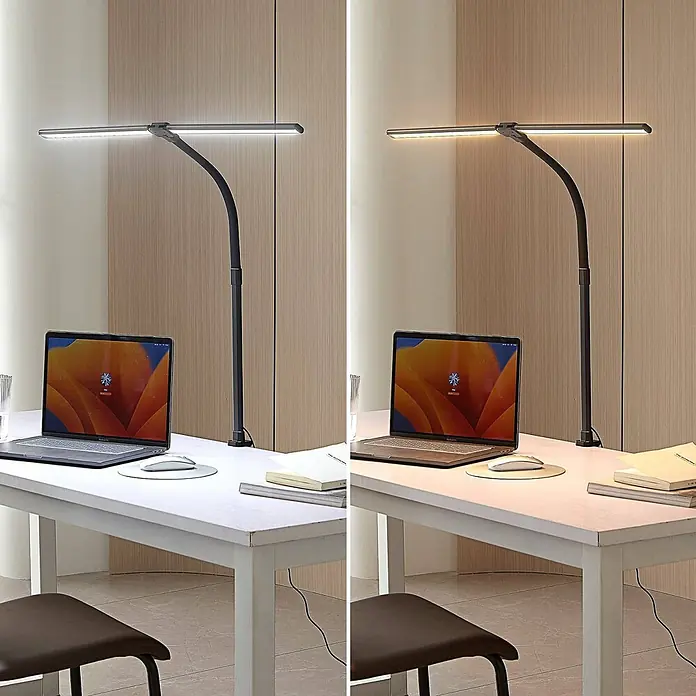 Lindby Klemmleuchte Nilay - L x B x H: 80 x 4 x 97,5 cm, Farbe Gehäuse: schwarz - Schwarze, verstellbare LED-Schreibtischlampe mit kaltweißem und warmweißem Licht auf einem Schreibtisch mit Laptop.