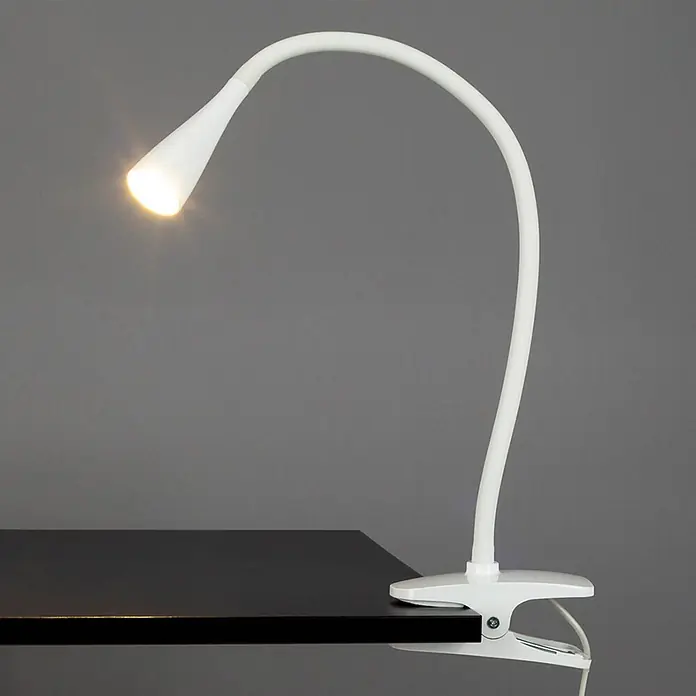 Lindby Klemmleuchte Baris - L x B x H: 13 x 6 x 44 cm, Farbe Gehäuse: weiß / opal - Weiße Klemm-Schreibtischlampe mit flexiblem Schwanenhals und leuchtendem Kopf, an einem dunklen Schreibtisch befestigt.