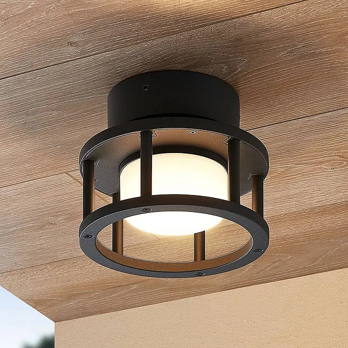 Lucande Außenwand- & Deckenleuchte Berenike - alu / grau / zink, alu / grau / zink, IP44 - Schwarze, bündige Deckenleuchte aus Metall für den Außenbereich mit zylindrischem, mattiertem Diffusor, an Holzdecke montiert.