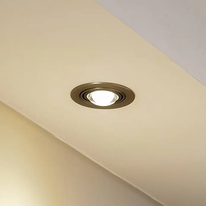 Lindby Einbauleuchte Jyla - alu / grau / zink - Dunkelmetallischer Einbaustrahler in einer hellen Decke, strahlt helles Licht ab.