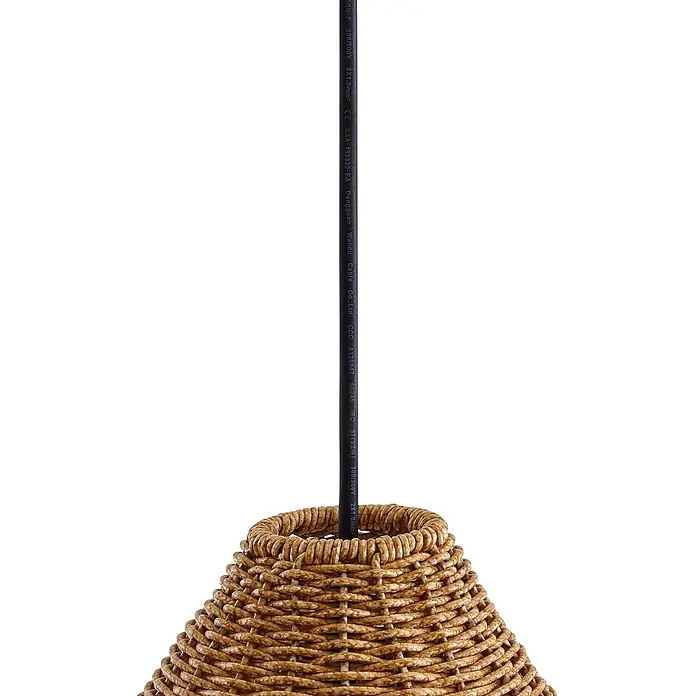 Lucande Außenwand- & Deckenleuchte Taniola - Holz hell, IP44 - Detailaufnahme eines geflochtenen Korblampenschirms mit einem schwarzen Stromkabel.