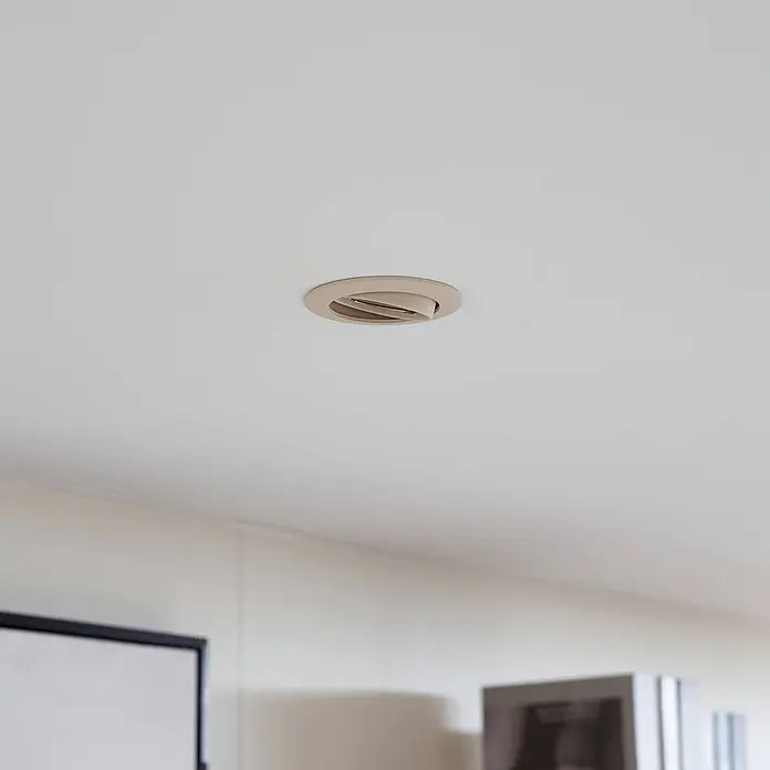 Prios Einbauleuchte Fibur - creme / amber - Einbau-Deckenlüfter in Hellbeige oder Off-White, bündig in die weiße Decke integriert.
